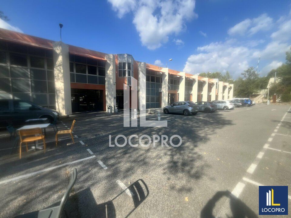 Location local commercial 1558 m² non divisibles