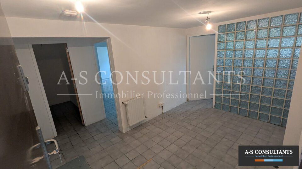 A LOUER Annemasse (74100) - local professionnel - Proche commerces, poste, laboratoire et tram à 5mn à pied fin 2025 - Surface 100 m² environ - place de parking sur le devant de l'immeuble.