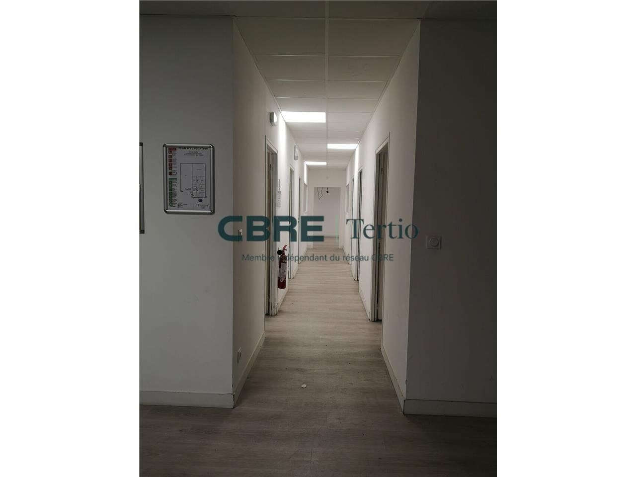 Locaux d'activité récent avec bureaux et stockage