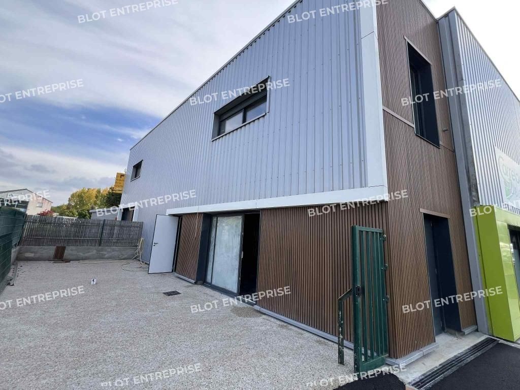 Location entrepôts 110 m² non divisibles