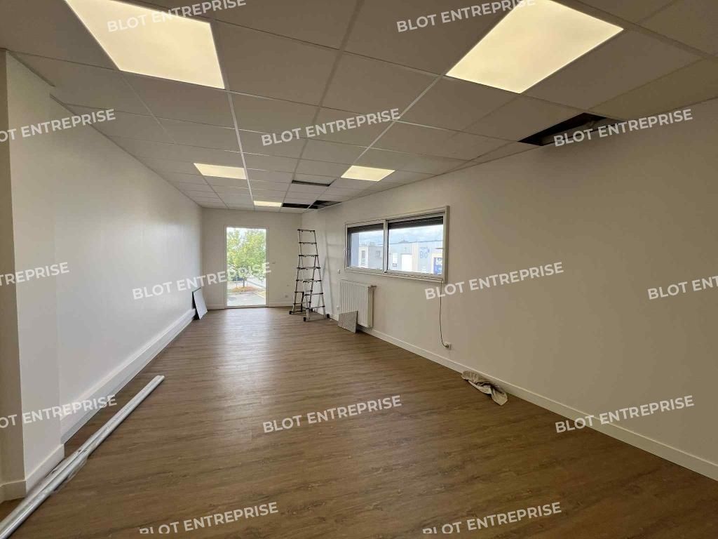 Location entrepôts 110 m² non divisibles