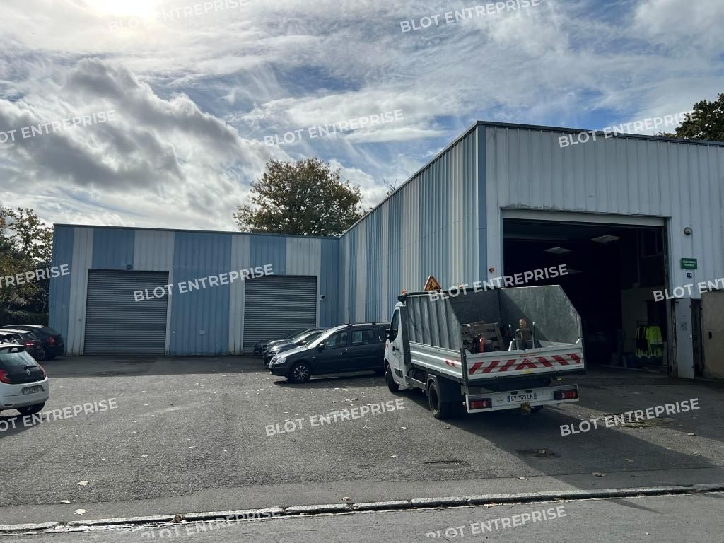 Location entrepôts 950 m² non divisibles
