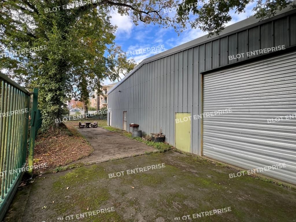 Location entrepôts 950 m² non divisibles