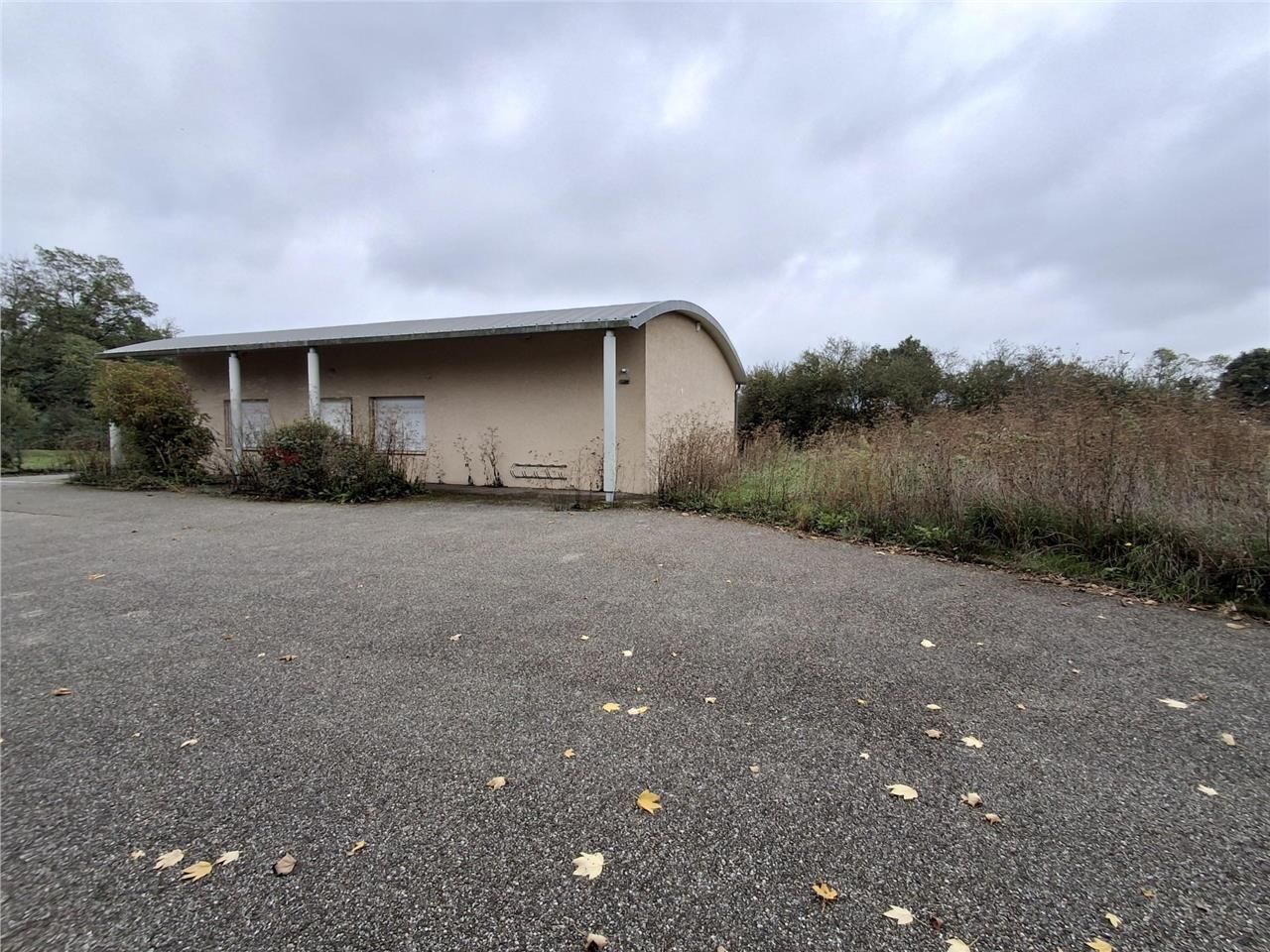 Vente local 136 m² à Marlieux