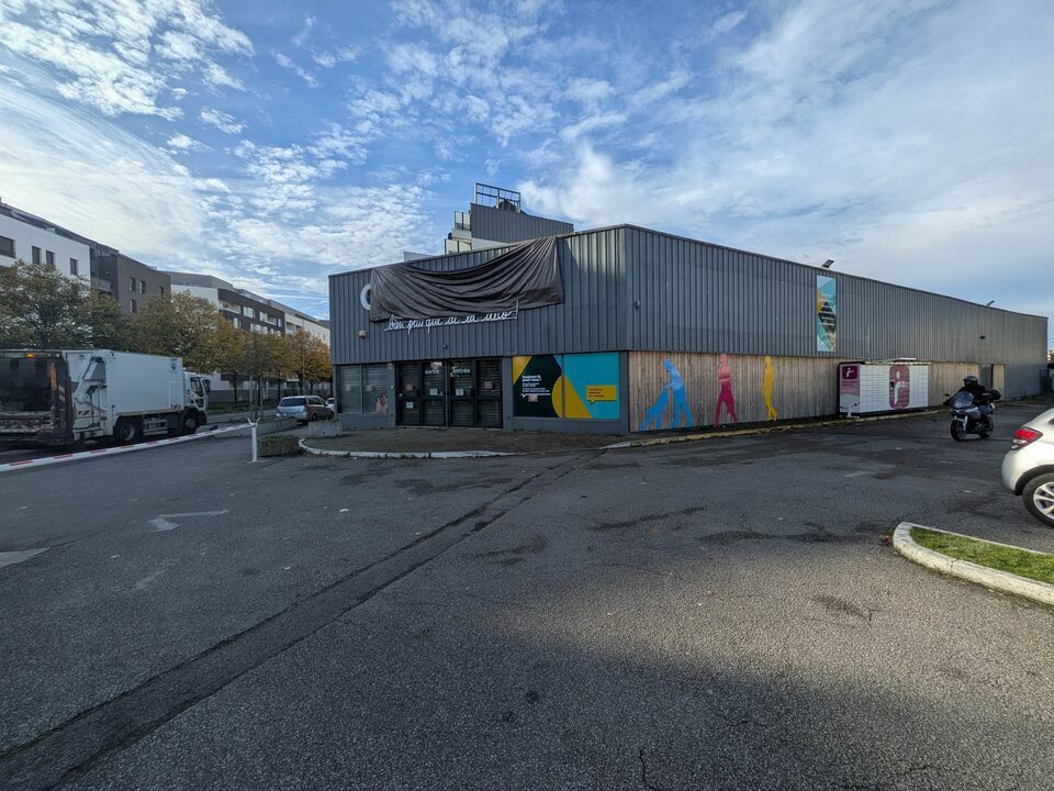 Location local commercial 1300 m² non divisibles