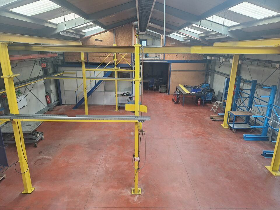Location local d''activites 550 m² non divisibles
