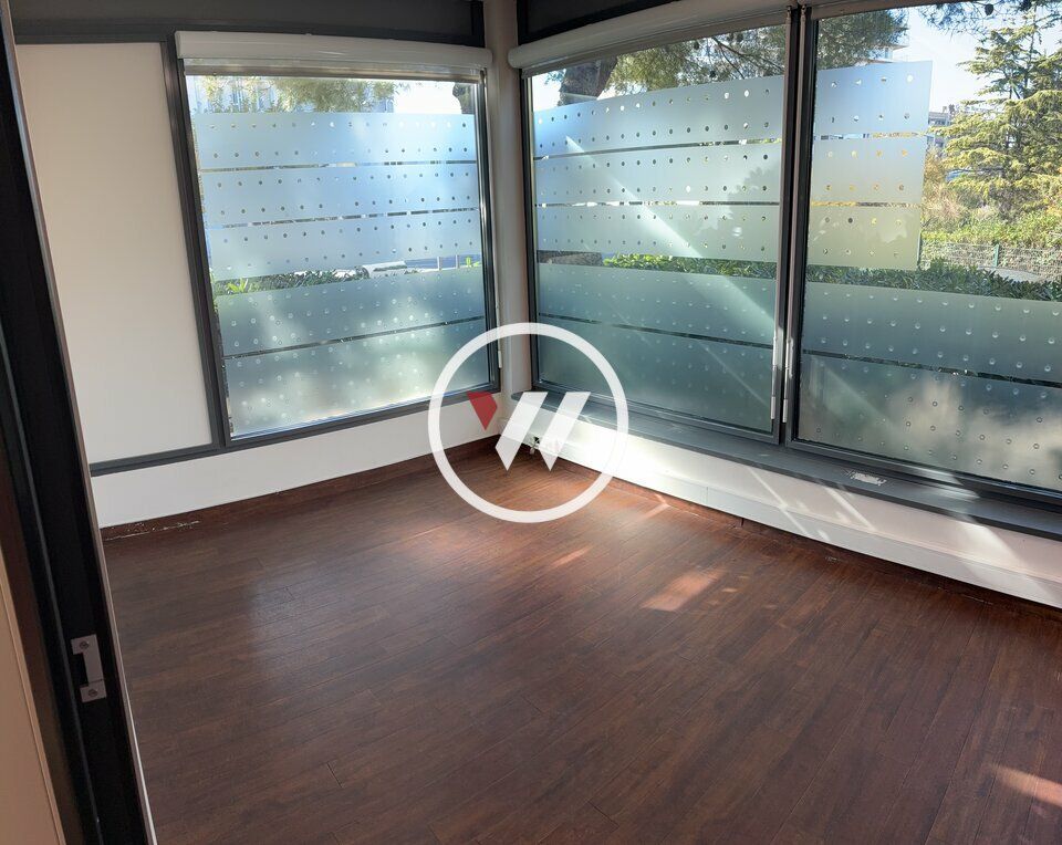 Opportunité rare dans le 8&#7497; ! Local commercial de 170 m² sur l'Avenue d'Hambourg