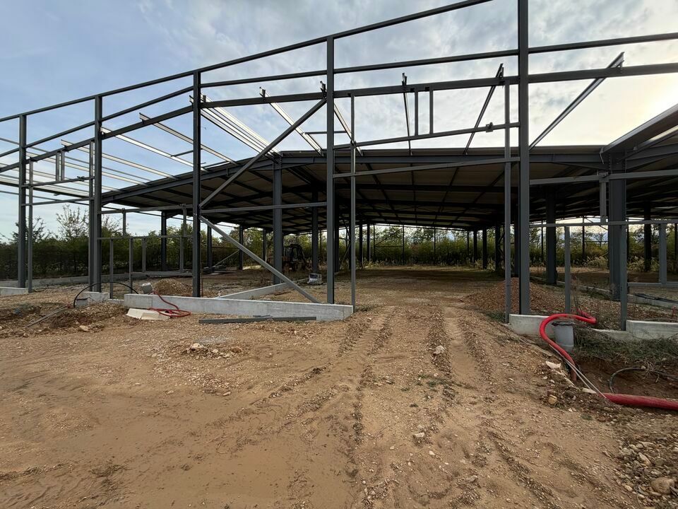 Local de stockage ou d'atelier, situés sur la zone Est de Valence, à proximité immédiate des axes autoroutier.