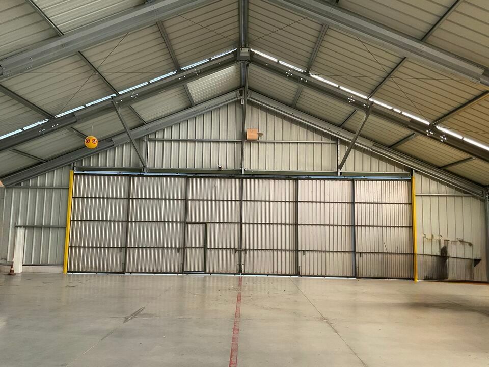 Hangar au cœur d'Aérosphalte, pôle n°1 des loisirs mécaniques en Europe