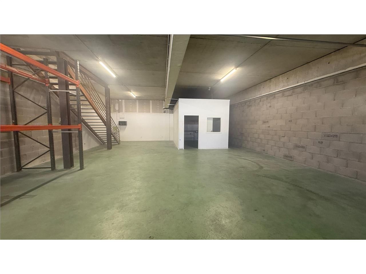 Vente entrepots 287 m² non divisibles