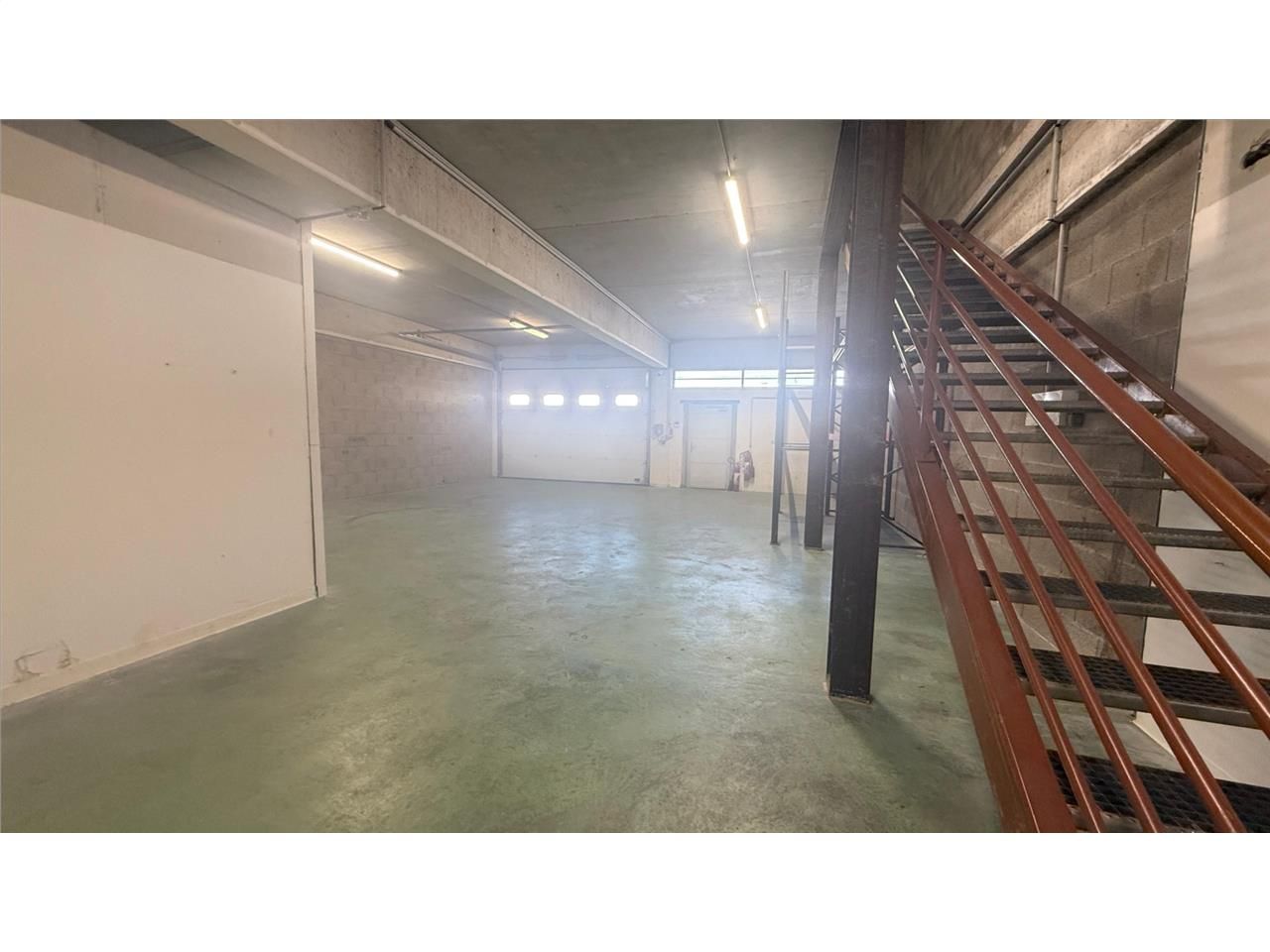 Location entrepots 287 m² non divisibles