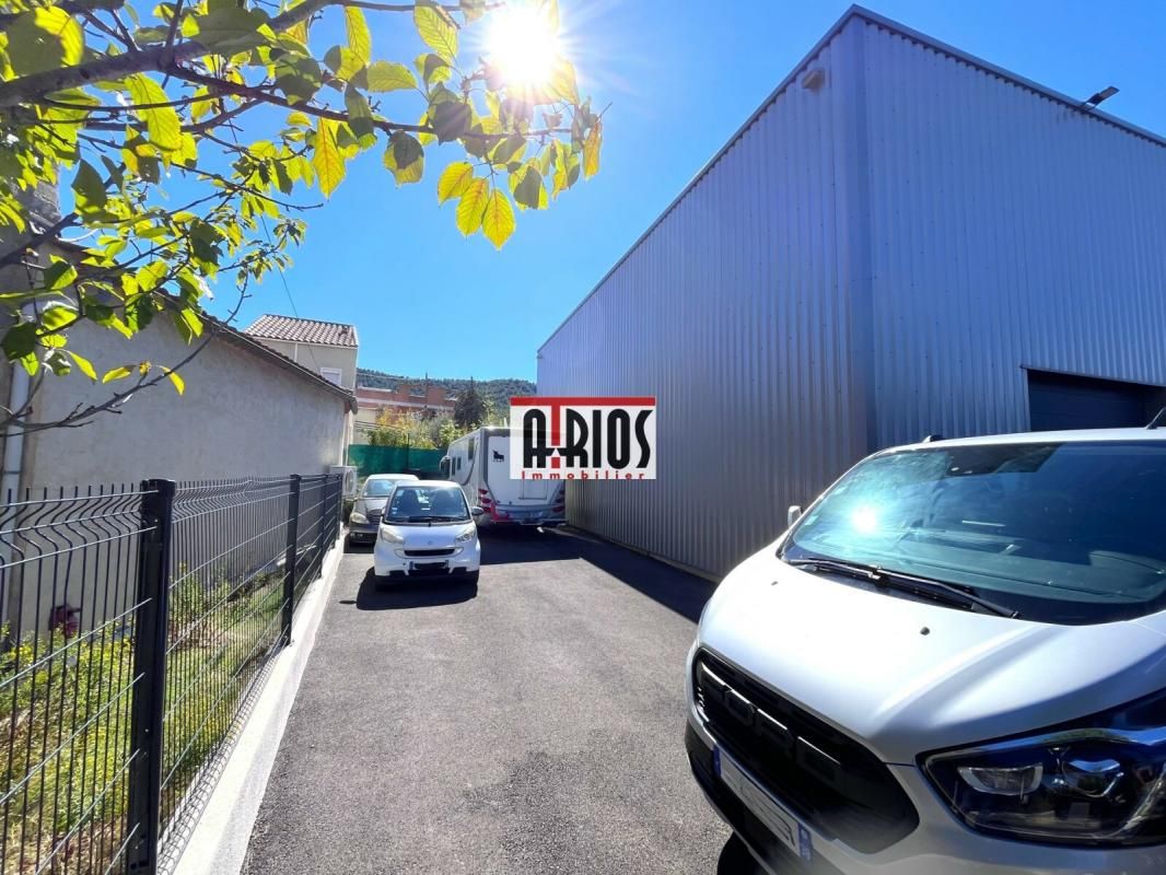 Location local commercial 420 m² non divisibles