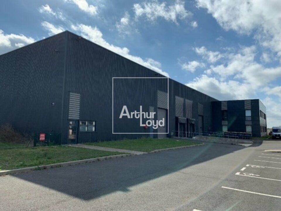 Location local d''activites 4342 m² divisibles à partir de 996 m²