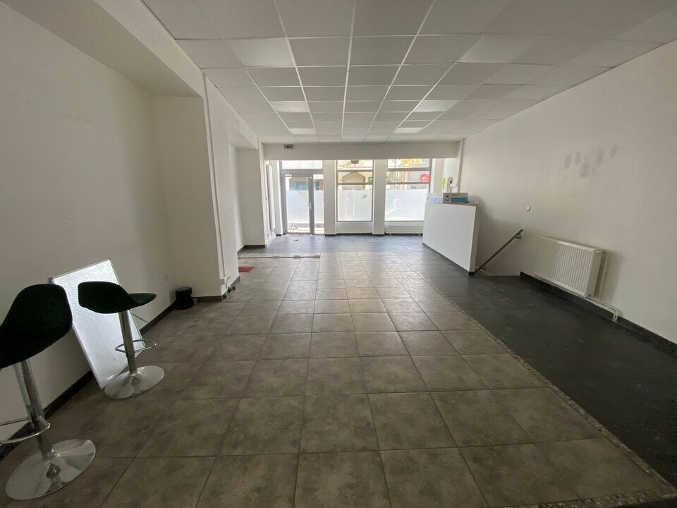 Valoris Real Estate vous propose à la location un local commercial d'une surface de 81 m² dans le centre-ville de Vénissieux dans un environnement très commerçant et à proximité des axes principaux et des transports en commun.