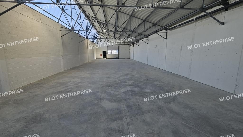 Location entrepôts 300 m² non divisibles
