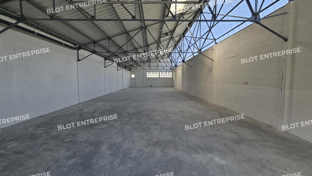 Location entrepôts 300 m² non divisibles