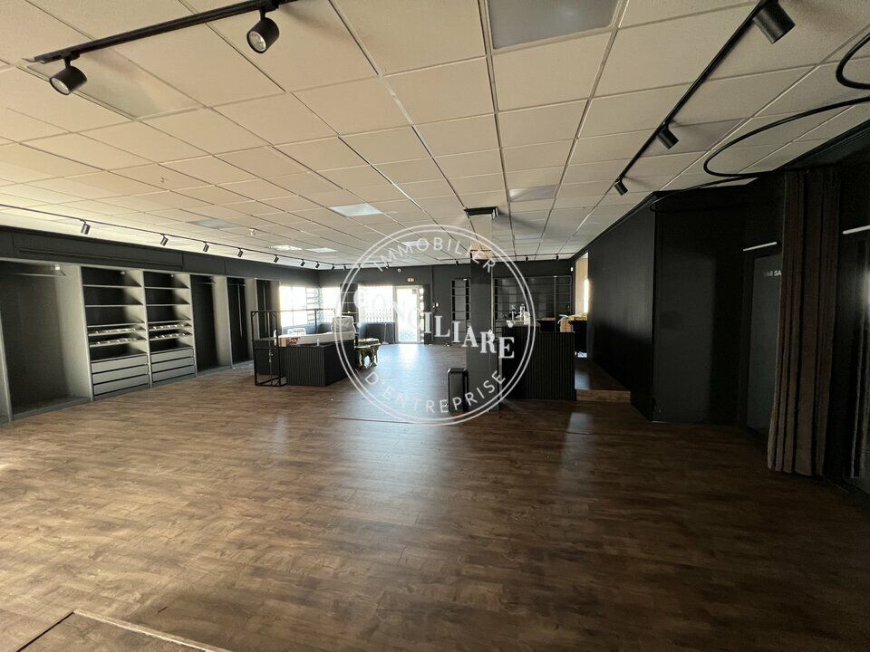 Location local commercial 210 m² non divisibles