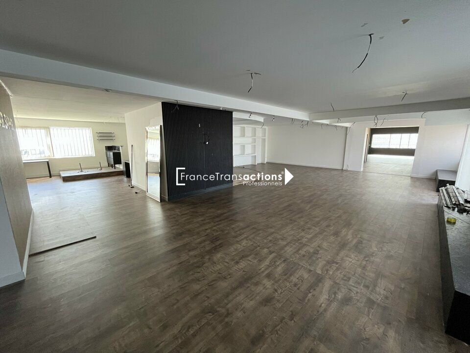 Location local commercial 210 m² non divisibles