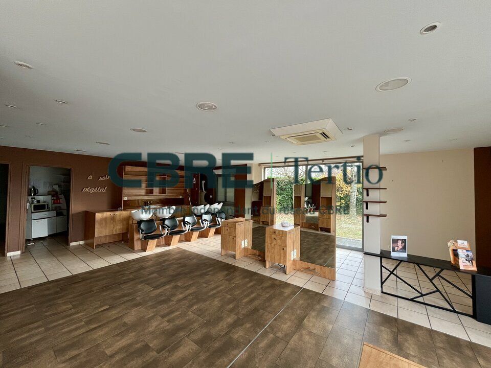 Location local commercial 154.3 m² non divisibles