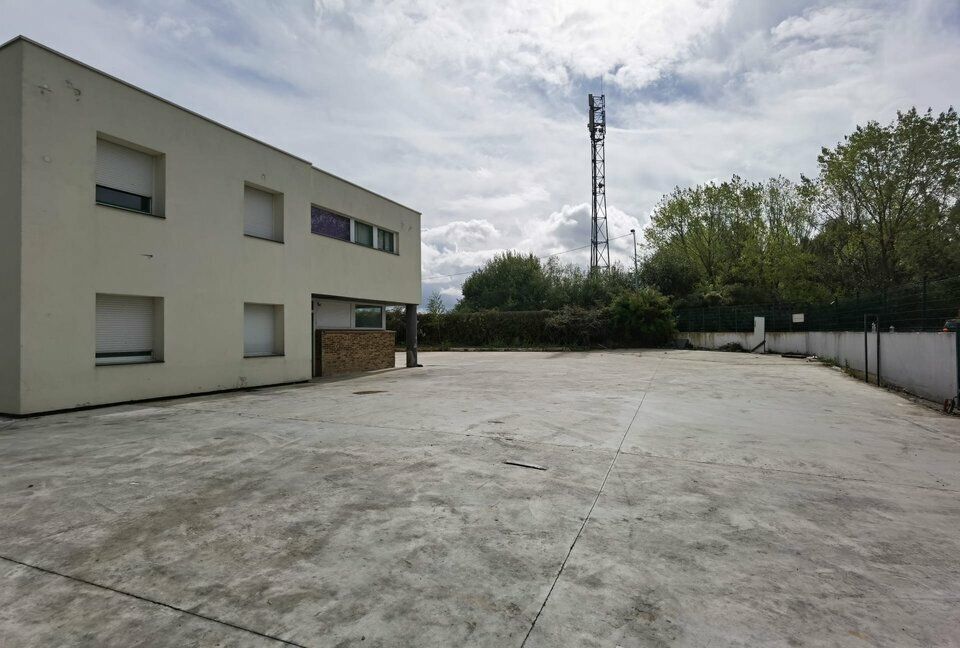 Vente local d''activites 1300 m² non divisibles