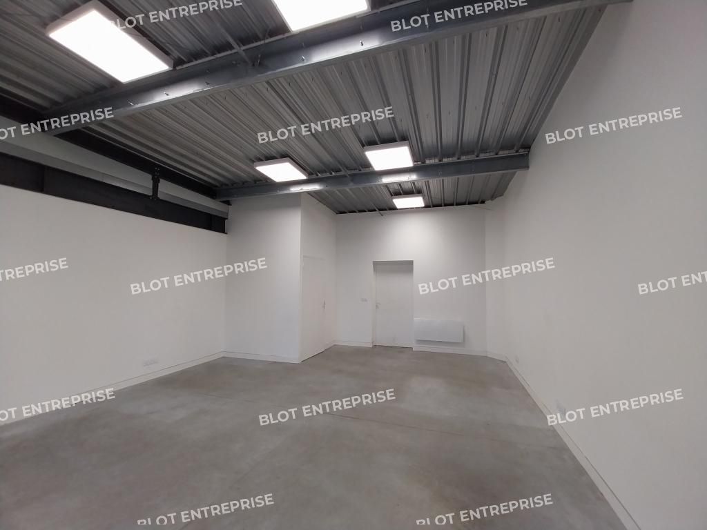 Location entrepôts 124 m² non divisibles