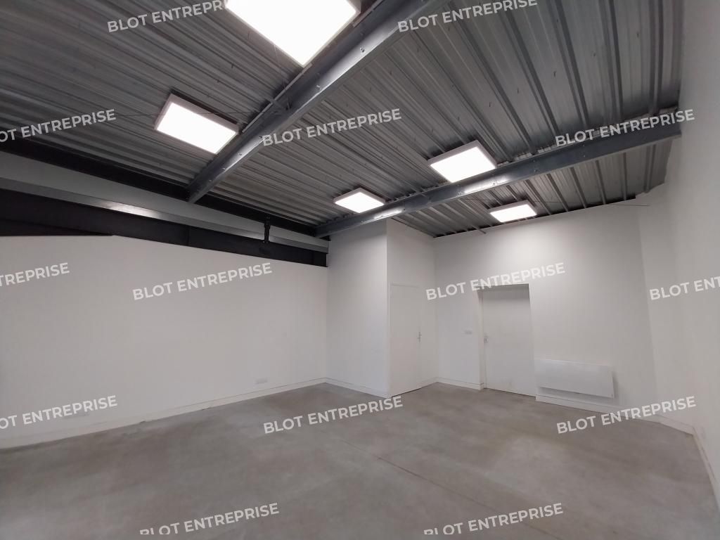 Location entrepôts 124 m² non divisibles