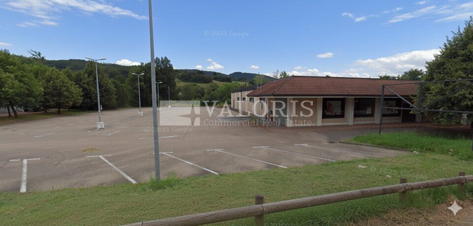 Valoris Real Estate vous propose à la location un local commercial d'une surface de 777 m² à Saint-Amour.
