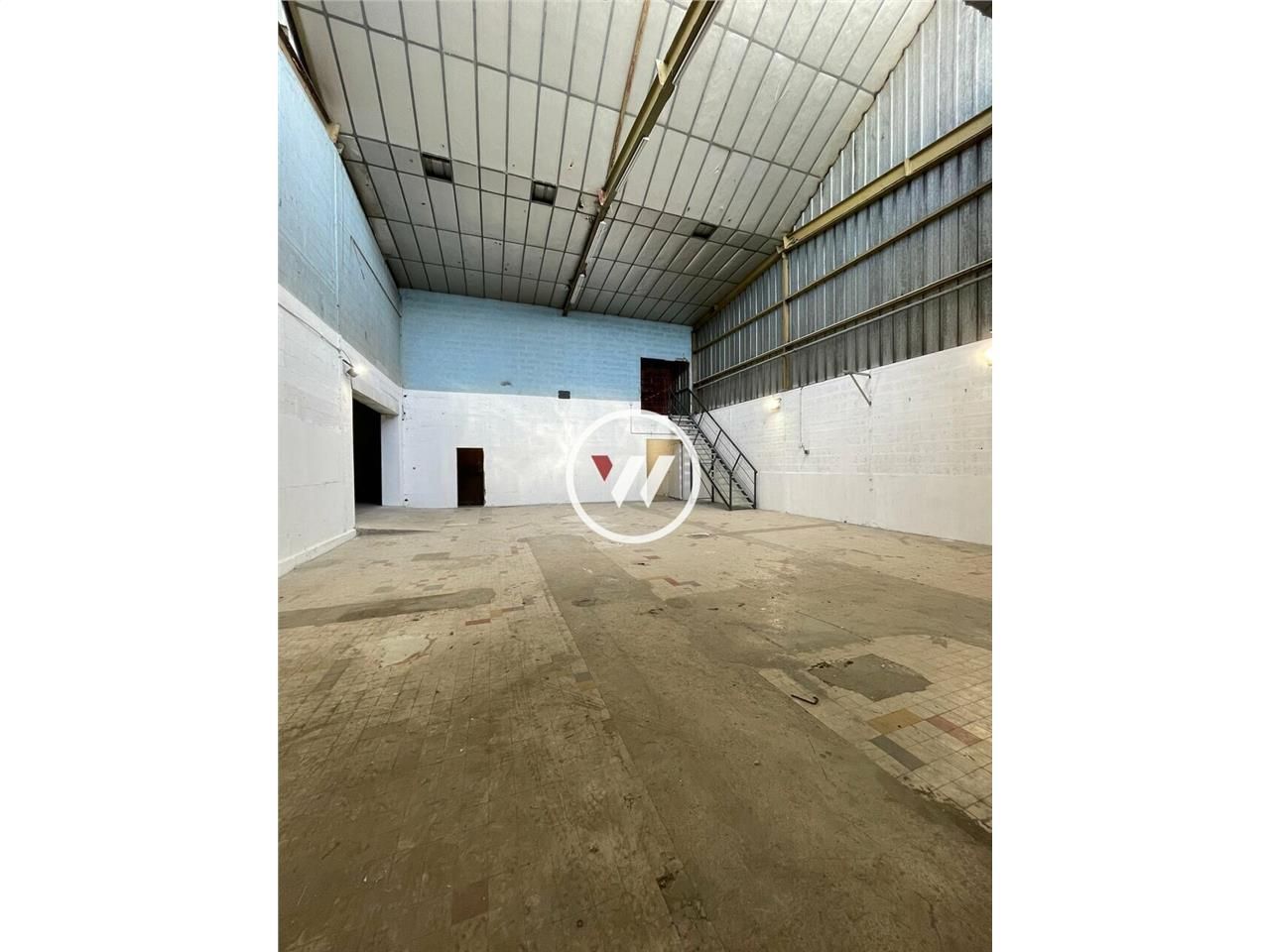 Opportunité rare : local en excellent état idéalement situé au cœur de la dynamique zone d'Estroublans, prêt à accueillir votre activité !