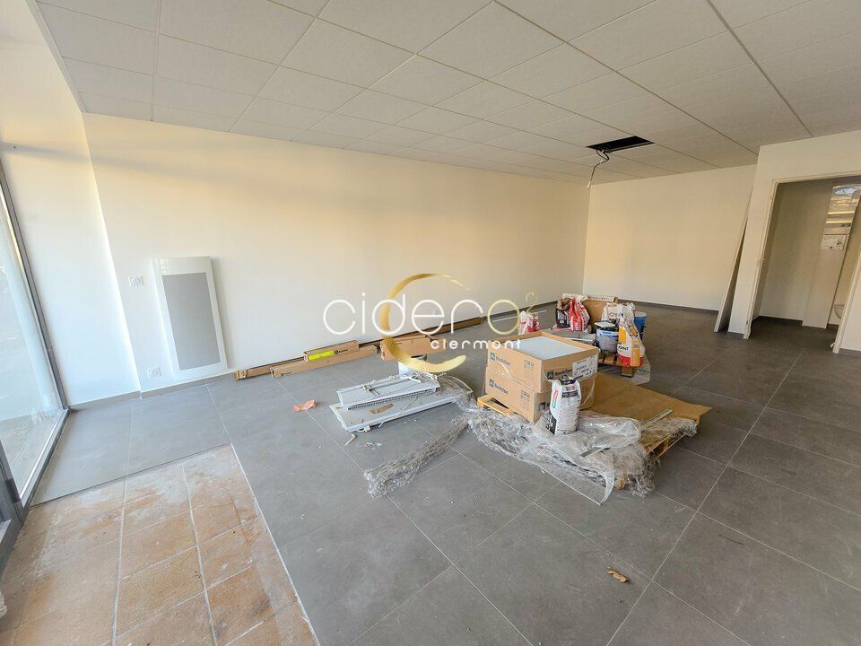 Location local commercial rénové centre-ville COURNON (638000)