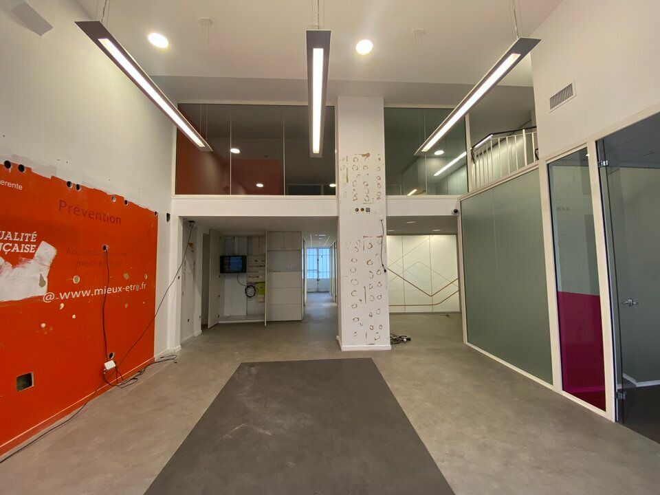 Valoris Real Estate vous propose un local commercial, situé dans le 3&#7497; arrondissement de Lyon , à Part-Dieu,  de 209,36 m² qui offre un espace fonctionnel et modulable pour votre activité.