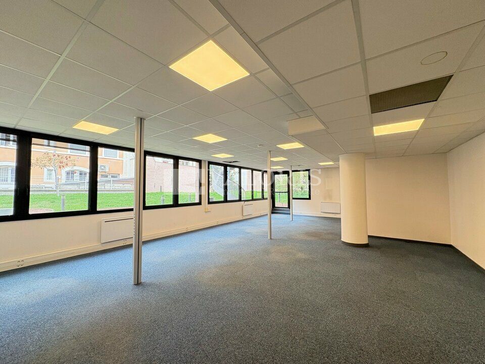 Valoris Real Estate vous propose à la location ces bureaux de 92 m² en R+2 d'un immeuble tertiaire en plein cœur du quartier d'affaires de Lyon Part-Dieu.