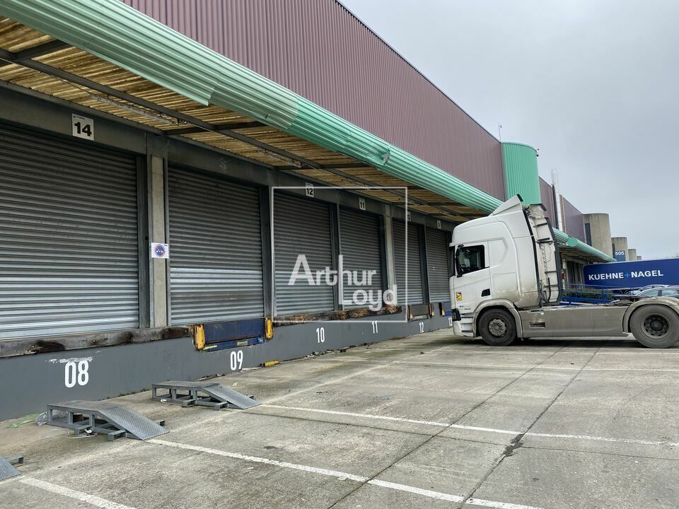 Location local d''activites 3907 m² divisibles à partir de 1325 m²