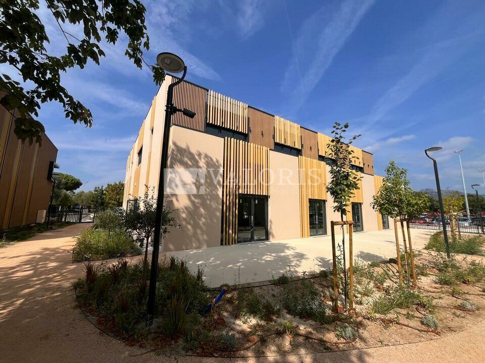 Location local commercial 1227 m² divisibles à partir de 90 m²