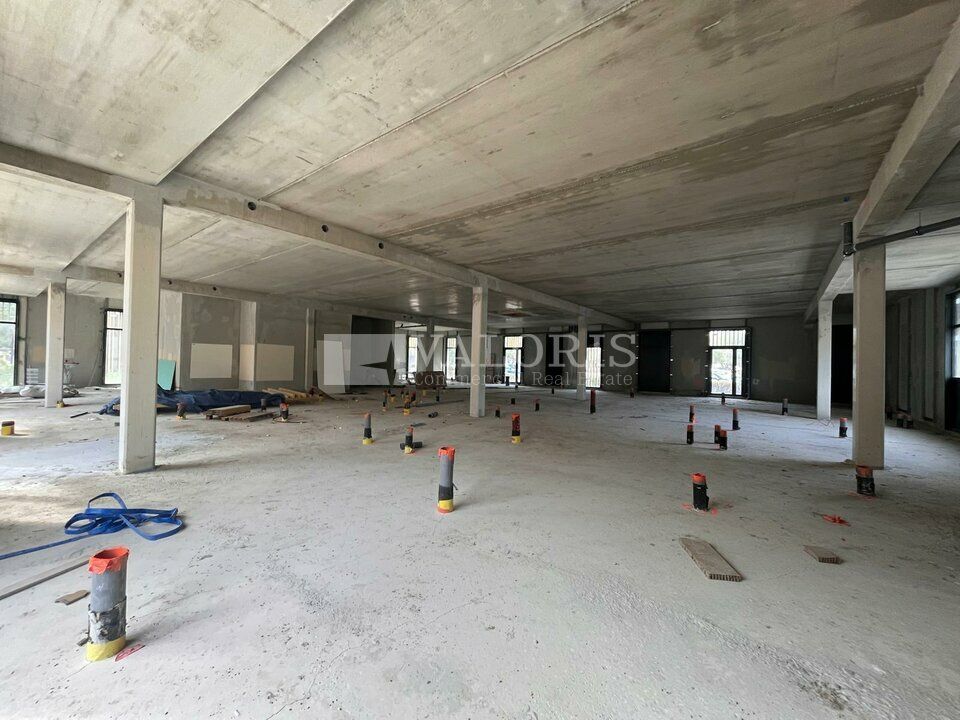 1227 m² pour ce local commercial en location à Aubagne