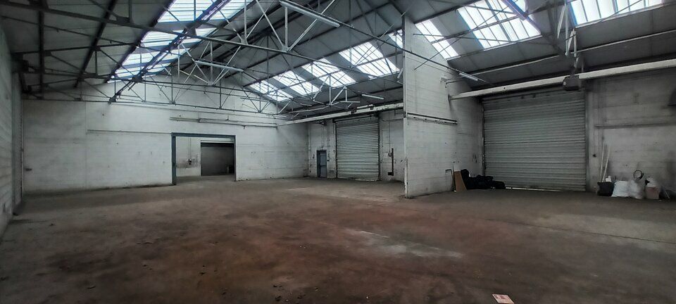 RARE - Beau local d'activités sur grand terrain.