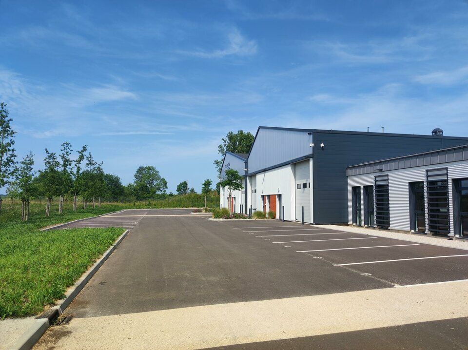 Location local d''activites 326.81 m² divisibles à partir de 163 m²