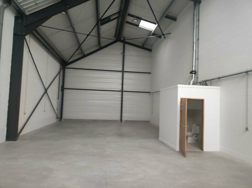 Entrepôts neufs (2024) sur ZA proche A150.