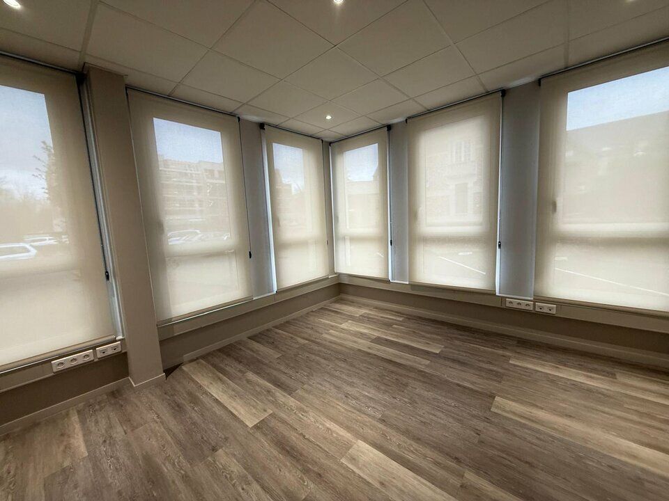 Bihorel – 100 m² de bureaux rénovés avec parking privé. Disponible immédiatement.