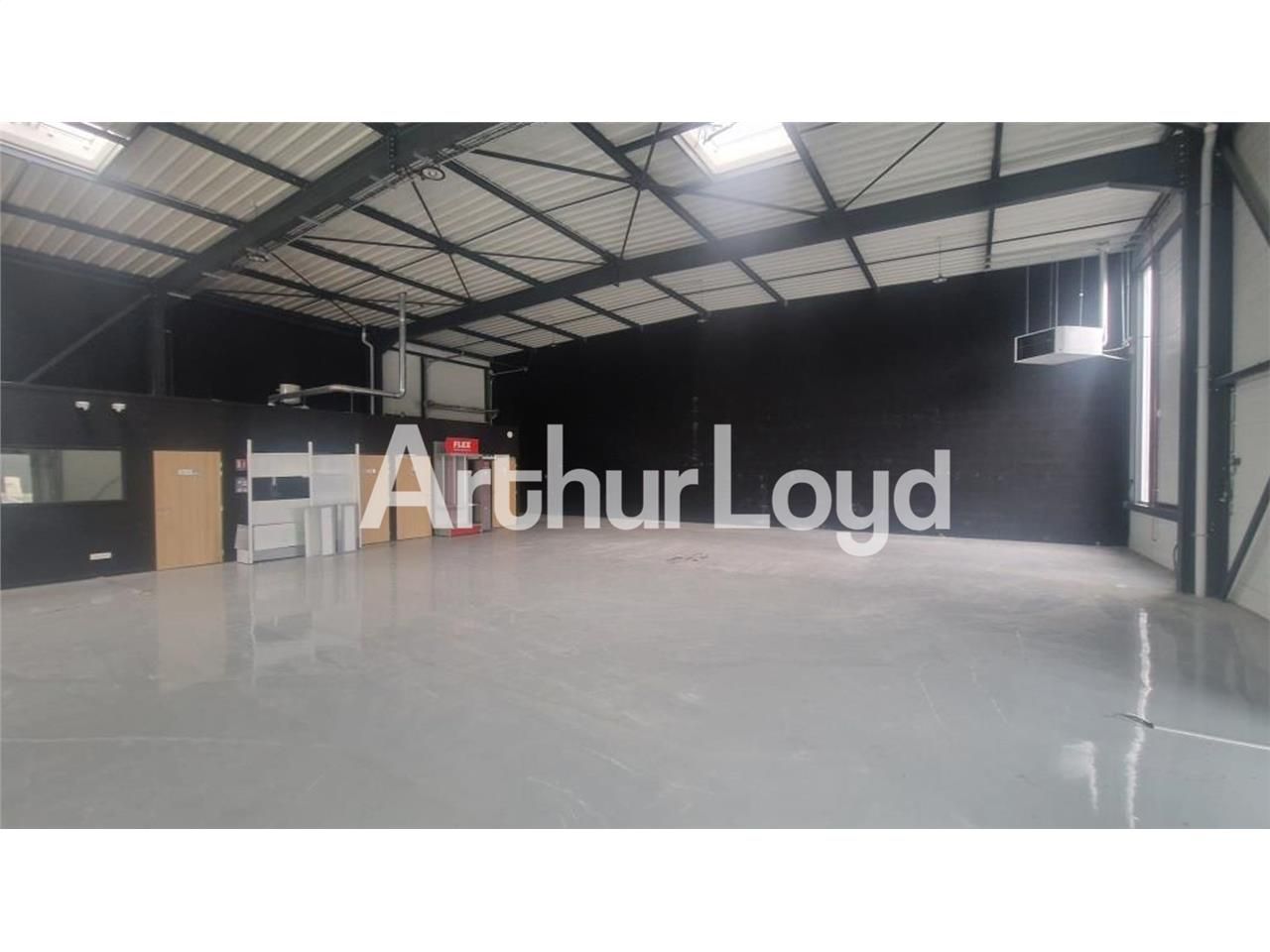 Vente local 424.00 m² à CORMELLES LE ROYAL