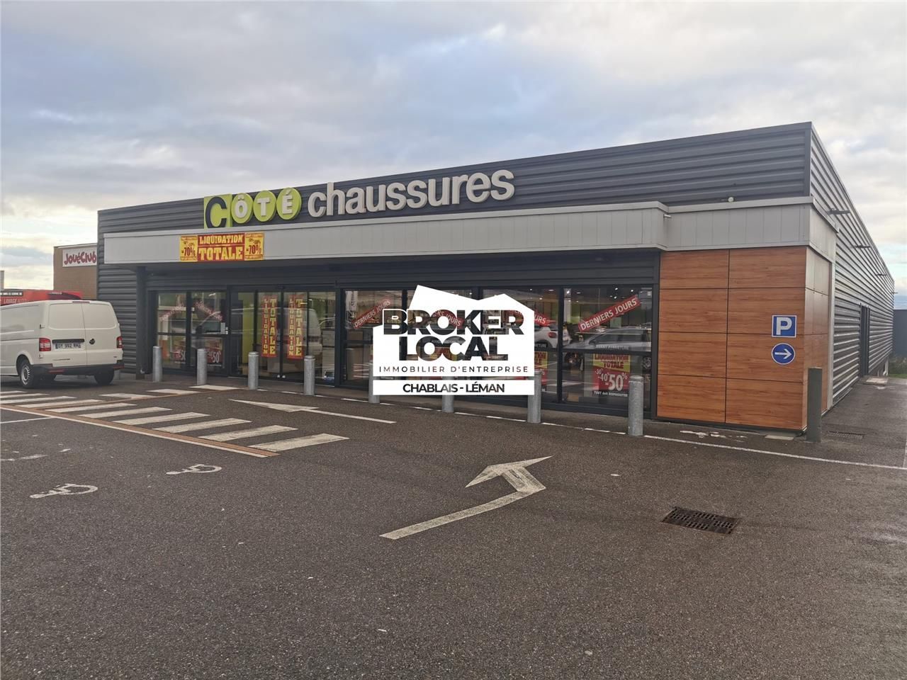 Location local commercial 784 m² à Anthy-sur-Léman