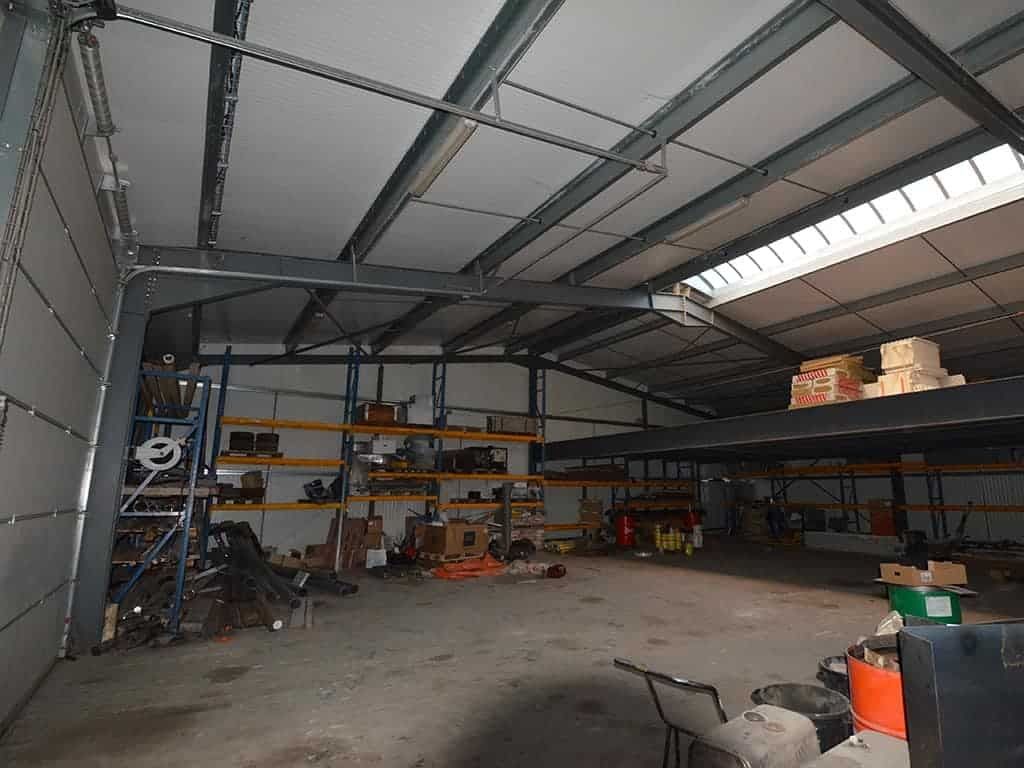 Location entrepôts 2200 m² non divisibles