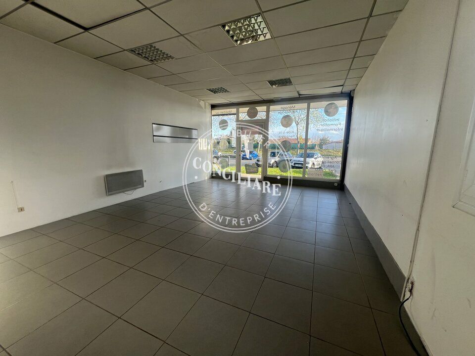 Location local commercial 143 m² non divisibles