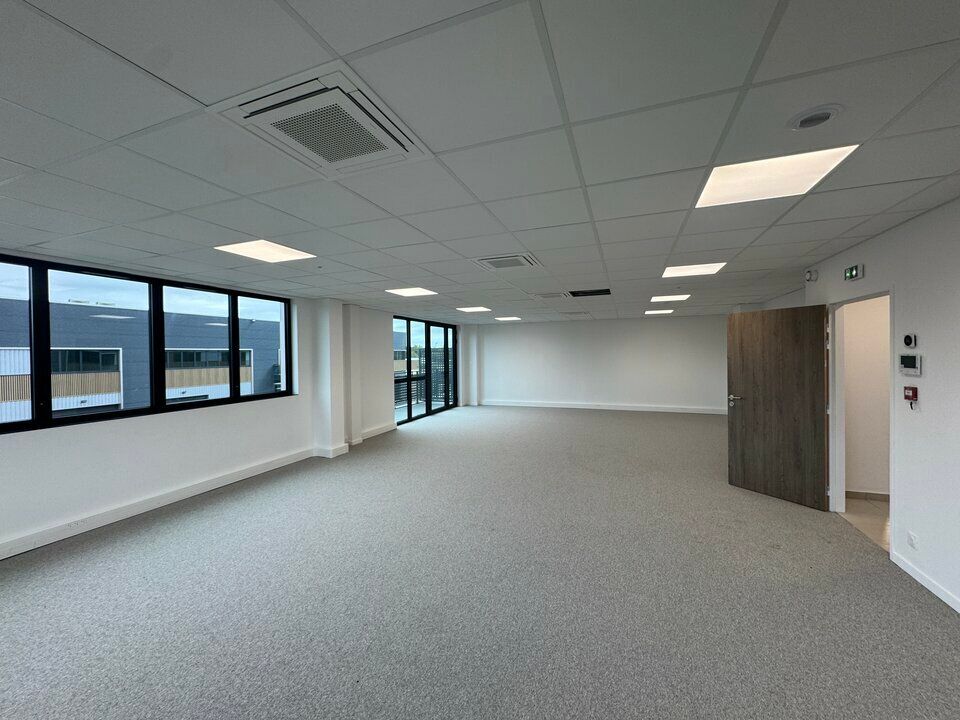 Location local d''activites 7739 m² divisibles à partir de 322 m²