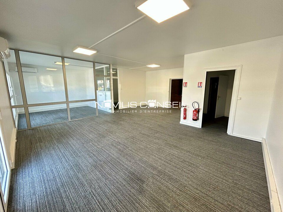 Location local d''activites 303 m² non divisibles