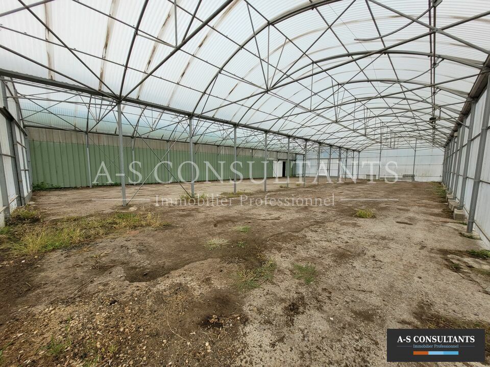 BEAUSEMBLANT (26240) à louer local d'activité ou commercial de 840 m² situé proche de l'axe N7 avec grand terrain et nombreux stationnements. 