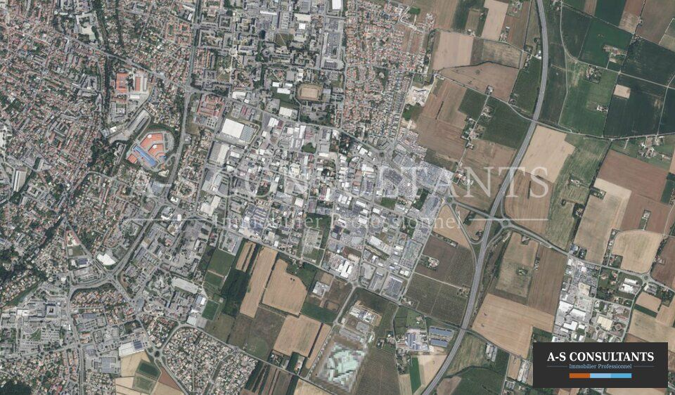 VALENCE (26000) à vendre local commercial de 960 m² situé proche des grands axes avec de nombreux stationnements privatifs.