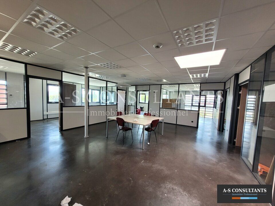 APPRIEU (38140) à vendre local d'activité de 624 m² avec stationnements privatifs situé proche des axes de circulation. 