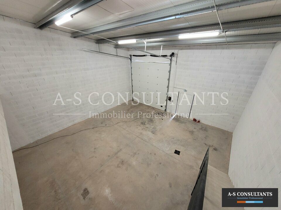 VAULX-MILIEU (38090) à louer local d'activité de 155 m² avec stationnements privatifs situé proche des axes de circulation.