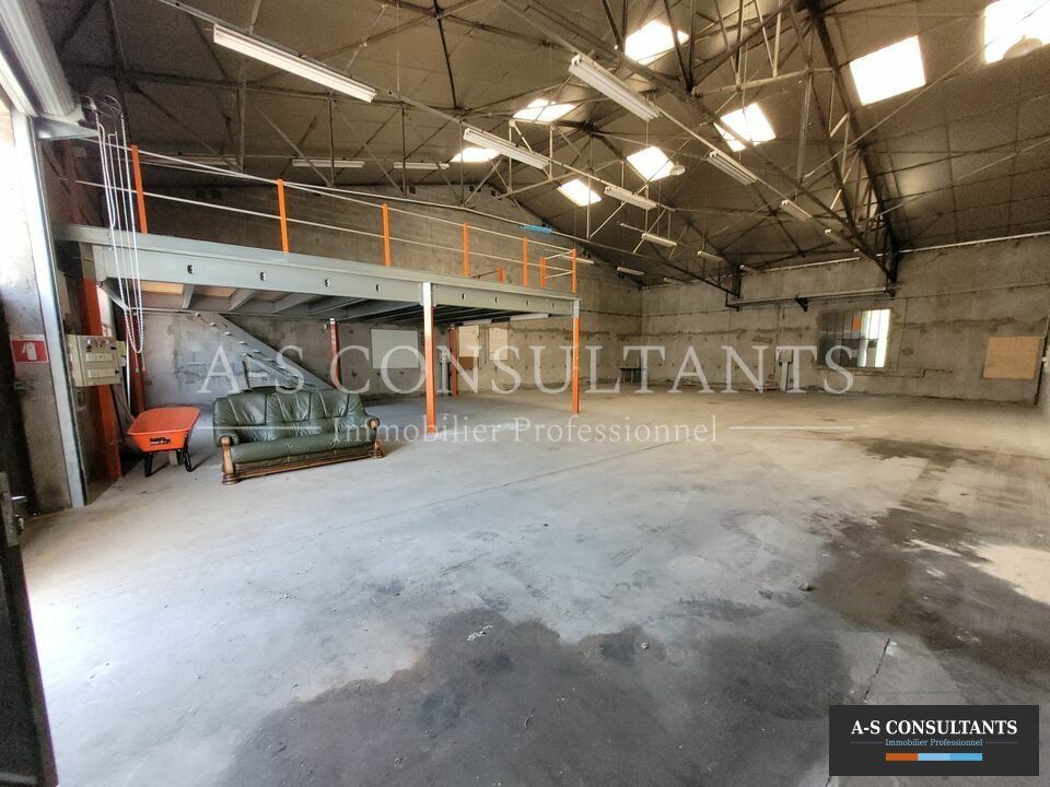 DOMARIN (38300) à louer local d'activité ou entrepôt de 310 m² situé proche des axes avec stationnements privatifs.