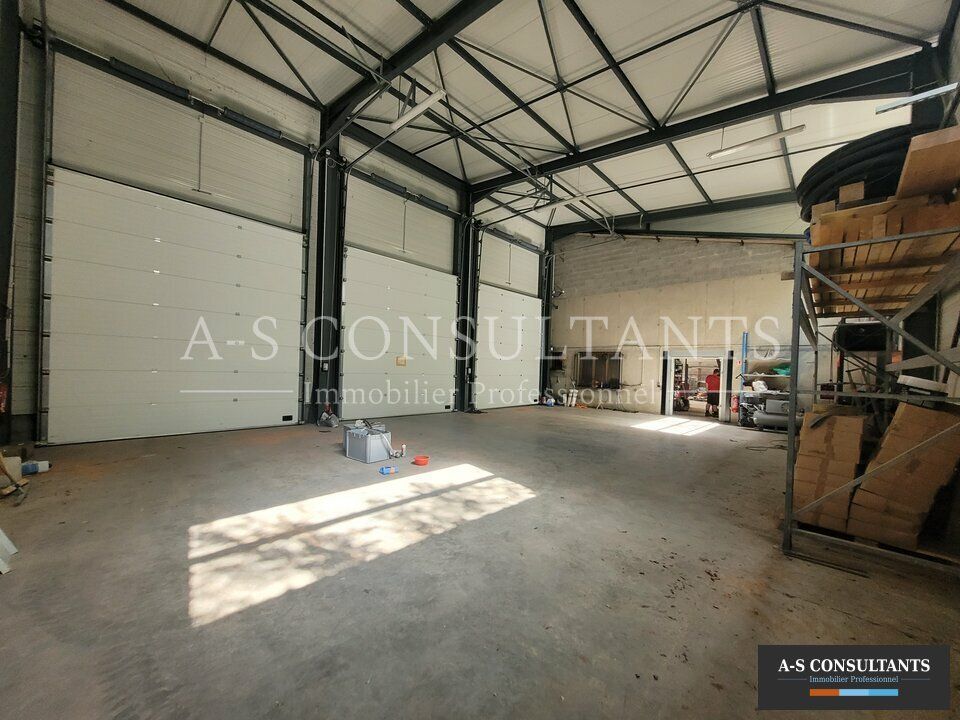 Location local d''activites 675 m² non divisibles